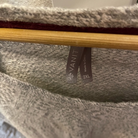 Grey/White Sweater - Picture 5 of 5